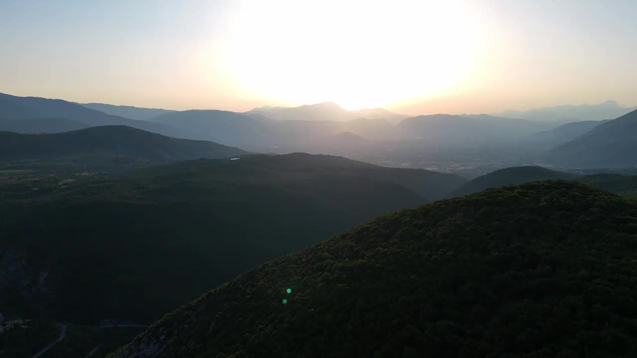 黄昏黄金时刻天空下令人惊叹的山景全景视频下载