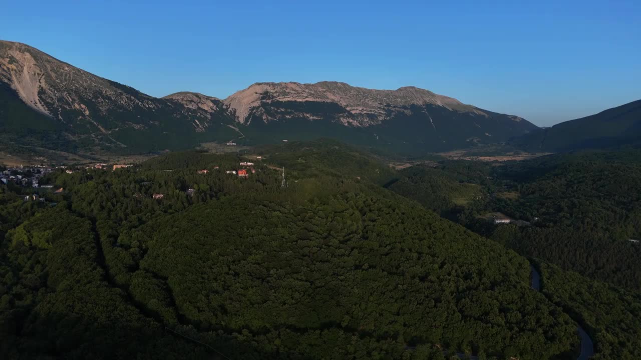 黄昏黄金时刻天空下令人惊叹的山景全景视频下载