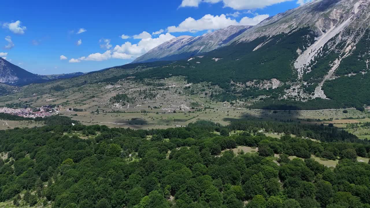 傍晚时分，蓝天下雄伟的山景视频下载