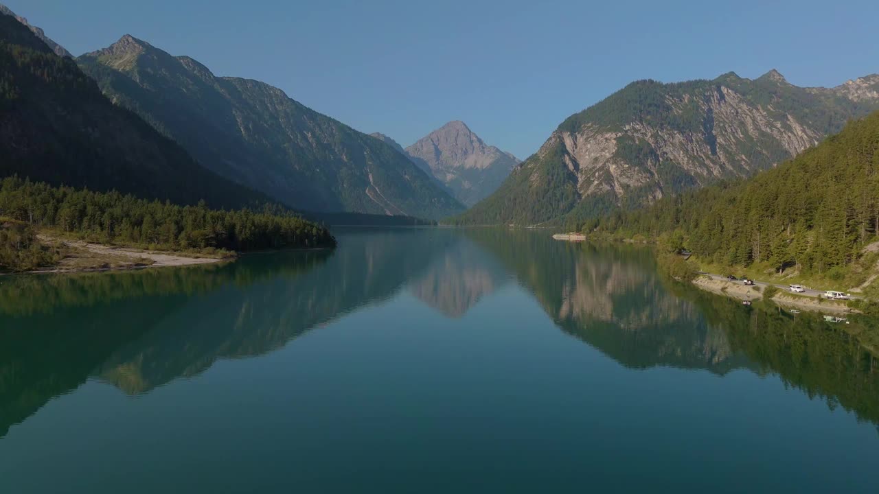 在位于奥地利蒂罗尔地区的普兰西湖，可以看到雄伟山脉的壮丽倒影视频下载