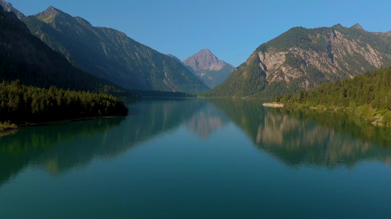 普兰西湖位于风景如画的奥地利蒂罗尔地区，展现了令人惊叹的山脉倒影视频下载