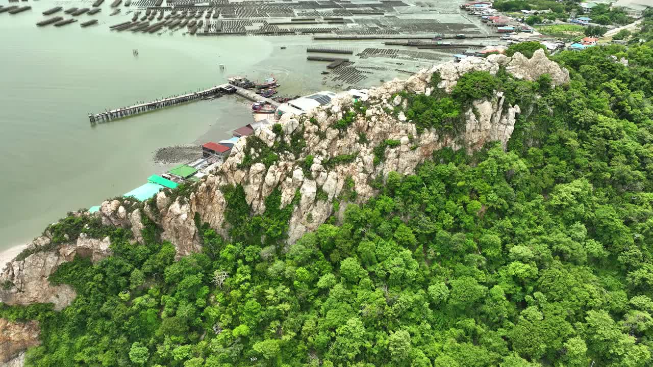 马德拉岛Pico do Arieiro的无人机镜头，雾气中的松树航拍，葡萄牙，美丽温暖的日落照耀在绿色的山峰，山谷和多云的地平线上。视频下载