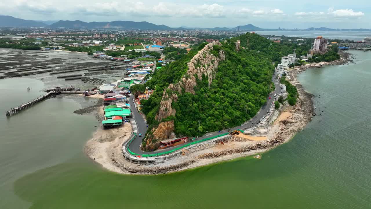 马德拉岛Pico do Arieiro的无人机镜头，雾气中的松树航拍，葡萄牙，美丽温暖的日落照耀在绿色的山峰，山谷和多云的地平线上。视频下载