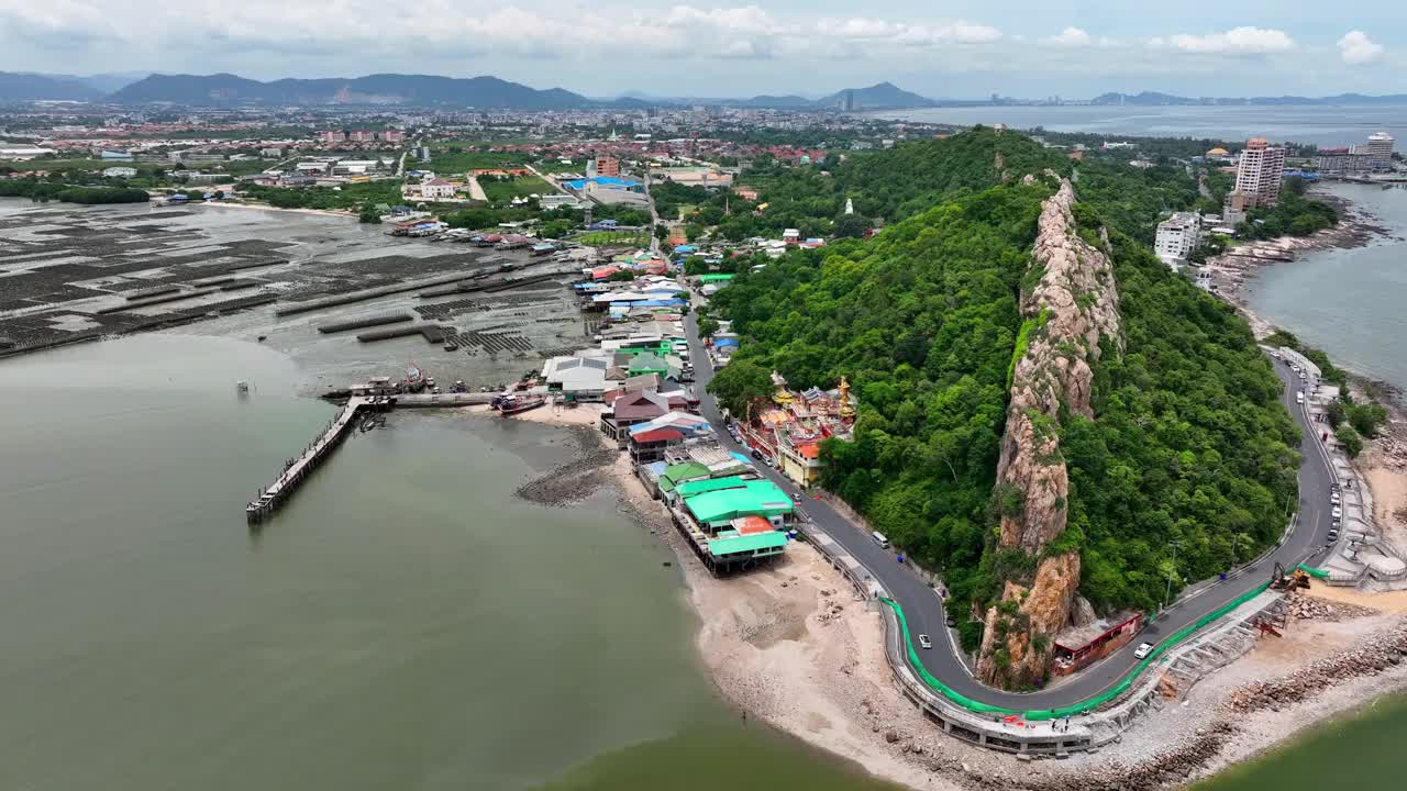 马德拉岛Pico do Arieiro的无人机镜头，雾气中的松树航拍，葡萄牙，美丽温暖的日落照耀在绿色的山峰，山谷和多云的地平线上。视频下载