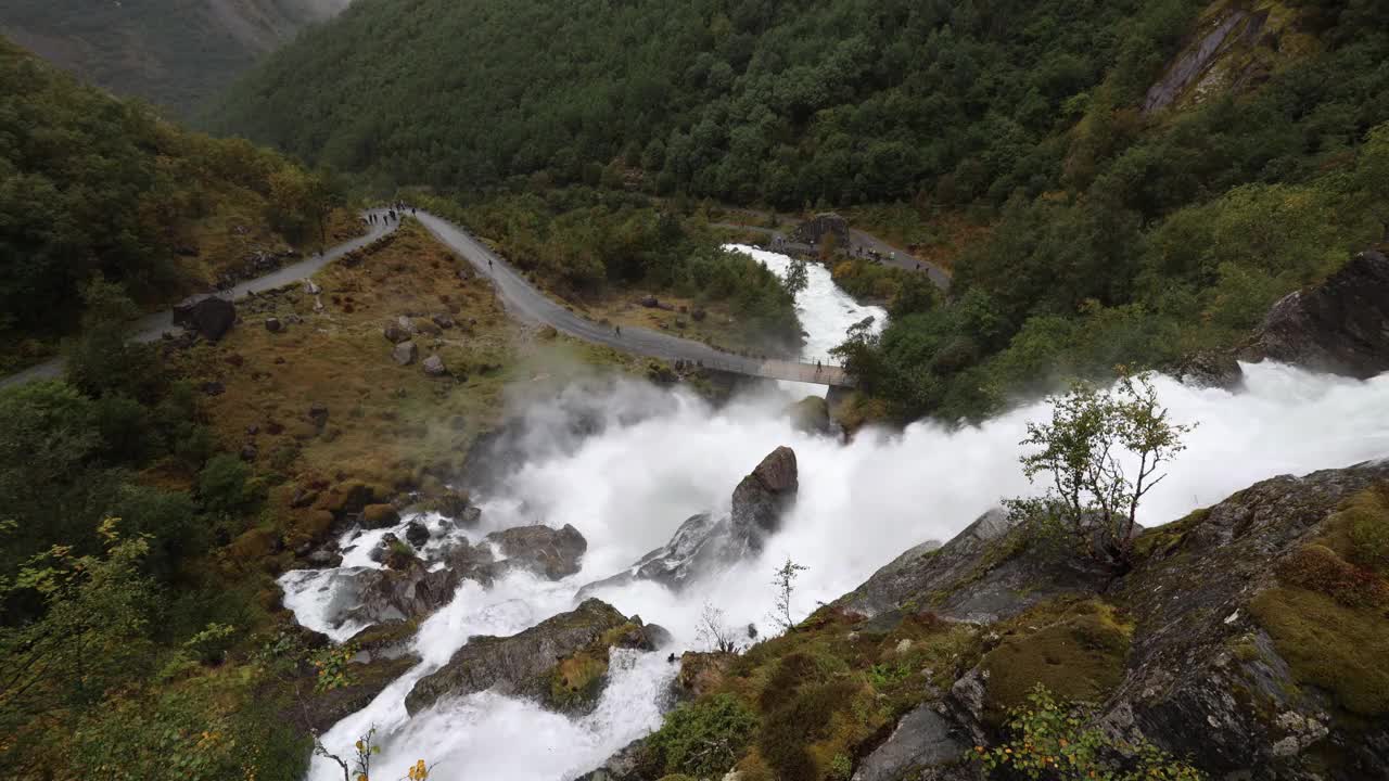 这是挪威布里克斯达尔冰川谷一个下雨天的场景视频下载