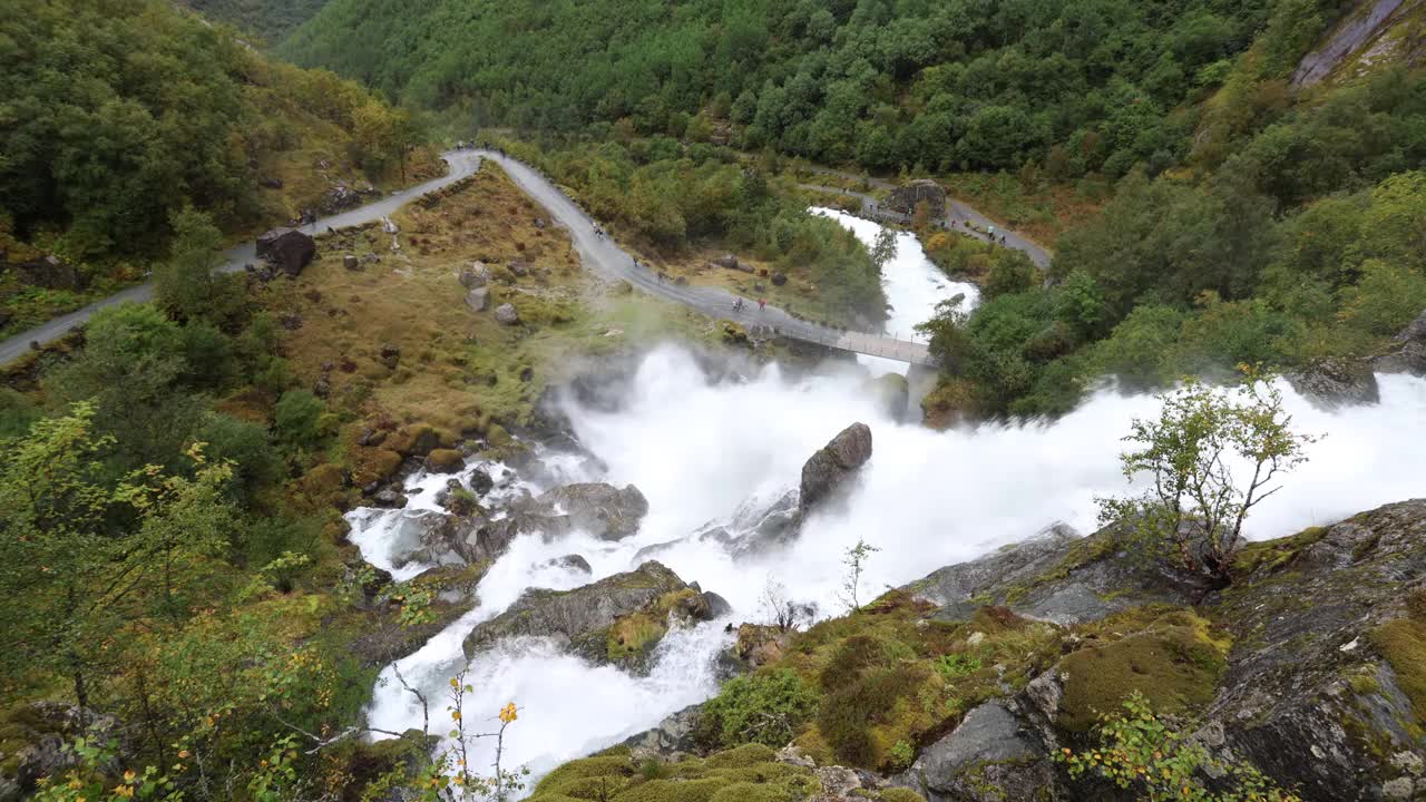 这是挪威布里克斯达尔冰川谷一个下雨天的场景视频下载