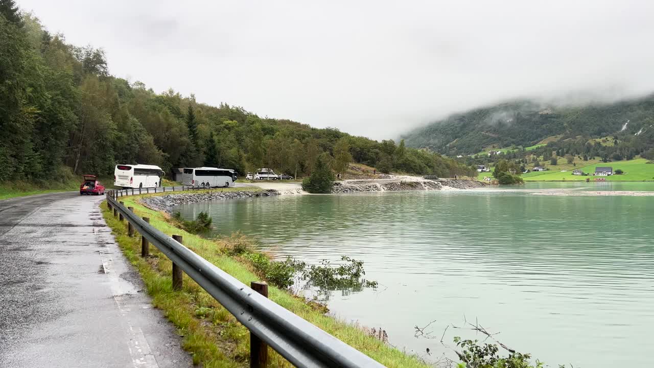 挪威布里克斯达尔山谷附近的道路上发生洪水视频素材