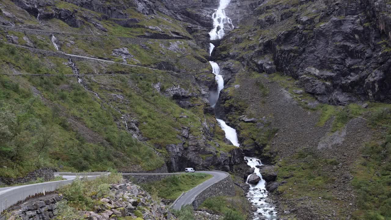 一个下雨天的场景，在危险而风景优美的挪威特罗尔斯蒂根路上的汽车屋视频素材