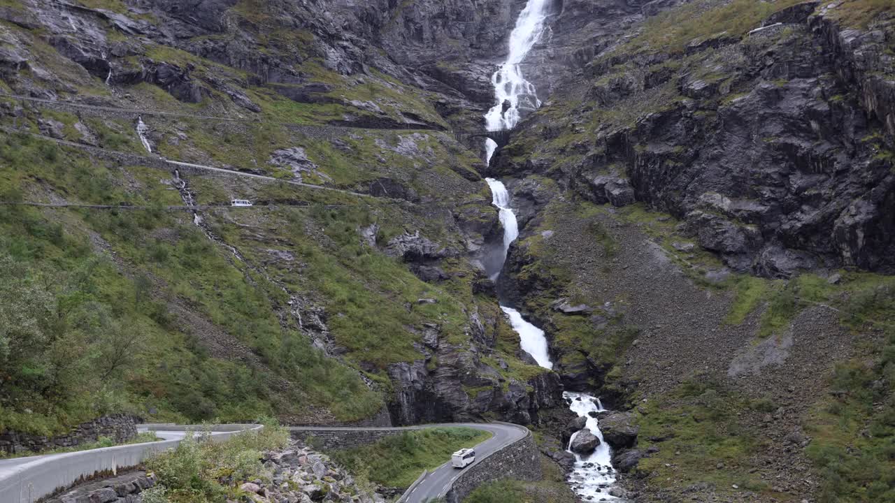 一个下雨天的场景，在危险而风景优美的挪威特罗尔斯蒂根路上的汽车屋视频下载