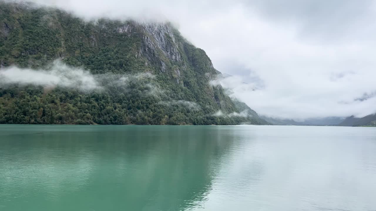 一个下雨天在挪威奥尔德瓦内特湖和布里克斯达尔山谷的场景视频下载