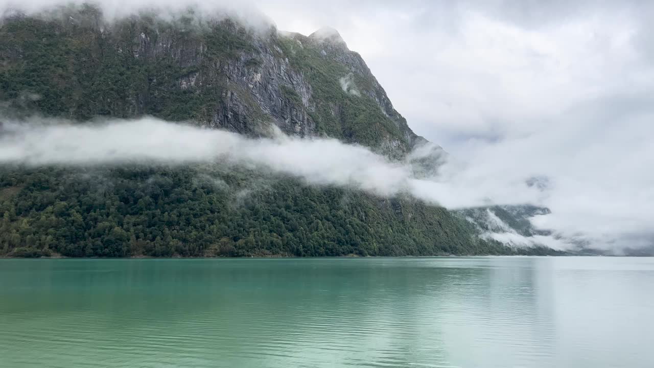 一个下雨天在挪威奥尔德瓦内特湖和布里克斯达尔山谷的场景视频素材