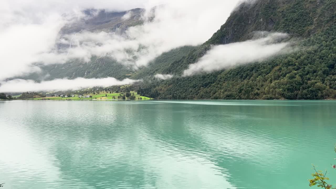 一个下雨天在挪威奥尔德瓦内特湖和布里克斯达尔山谷的场景视频下载