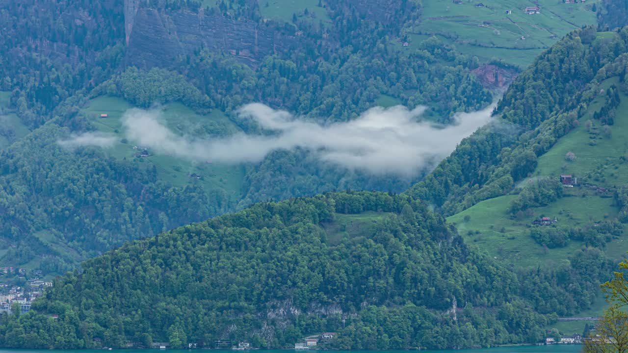 时光流逝，云雾在山间翩翩起舞。烟雾缭绕，浓雾缭绕。广州格拉鲁斯视频下载