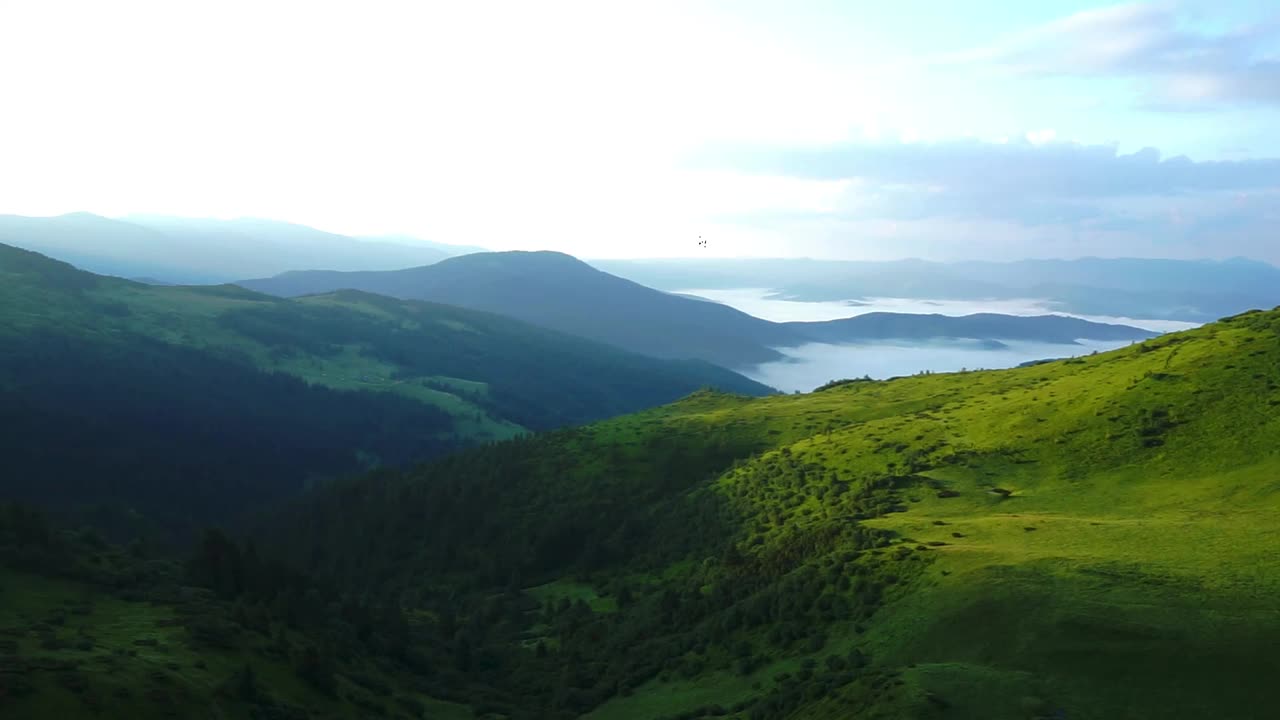 山水中山峰、森林的剪影视频素材