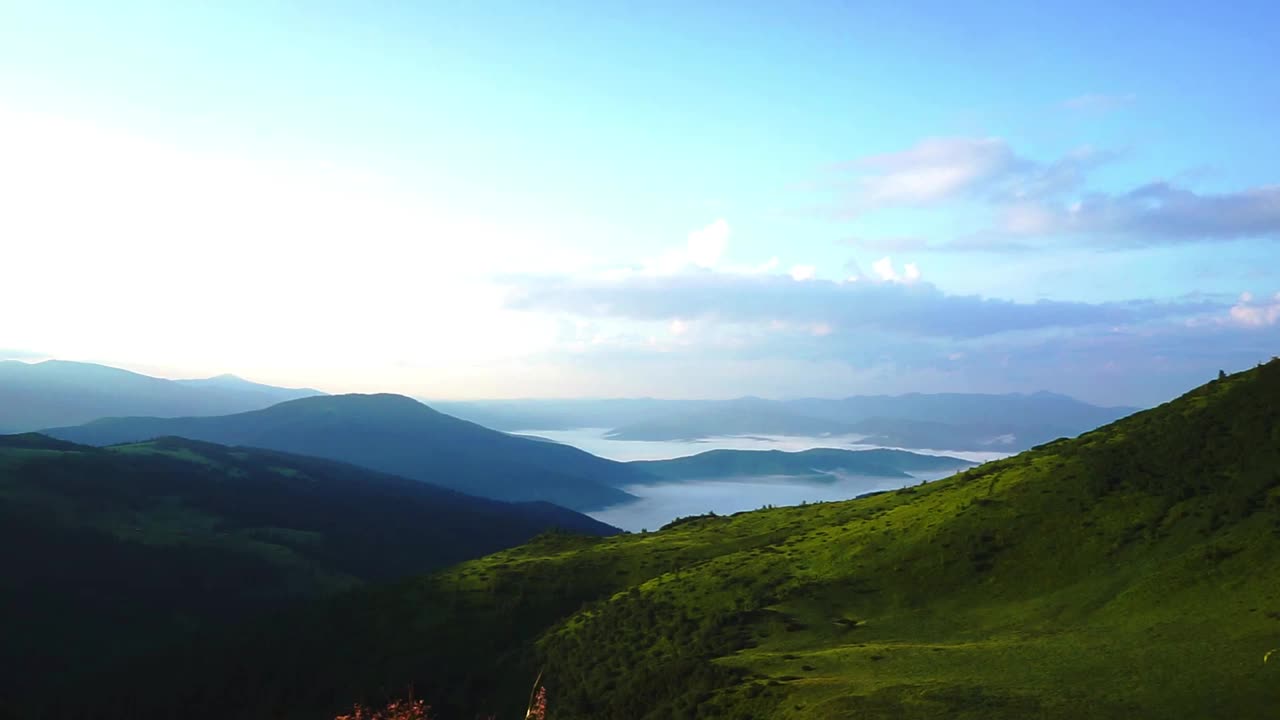 山水中山峰、森林的剪影视频下载