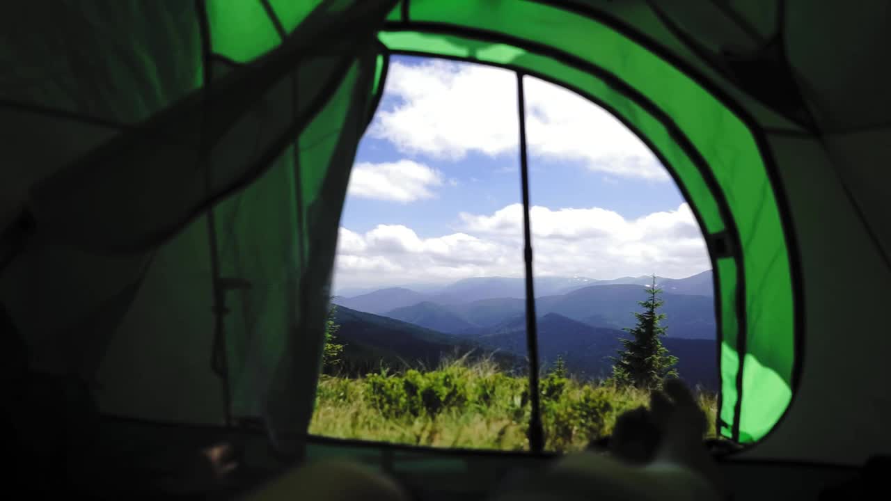 山中的风景，从帐篷里看山峰的剪影视频下载