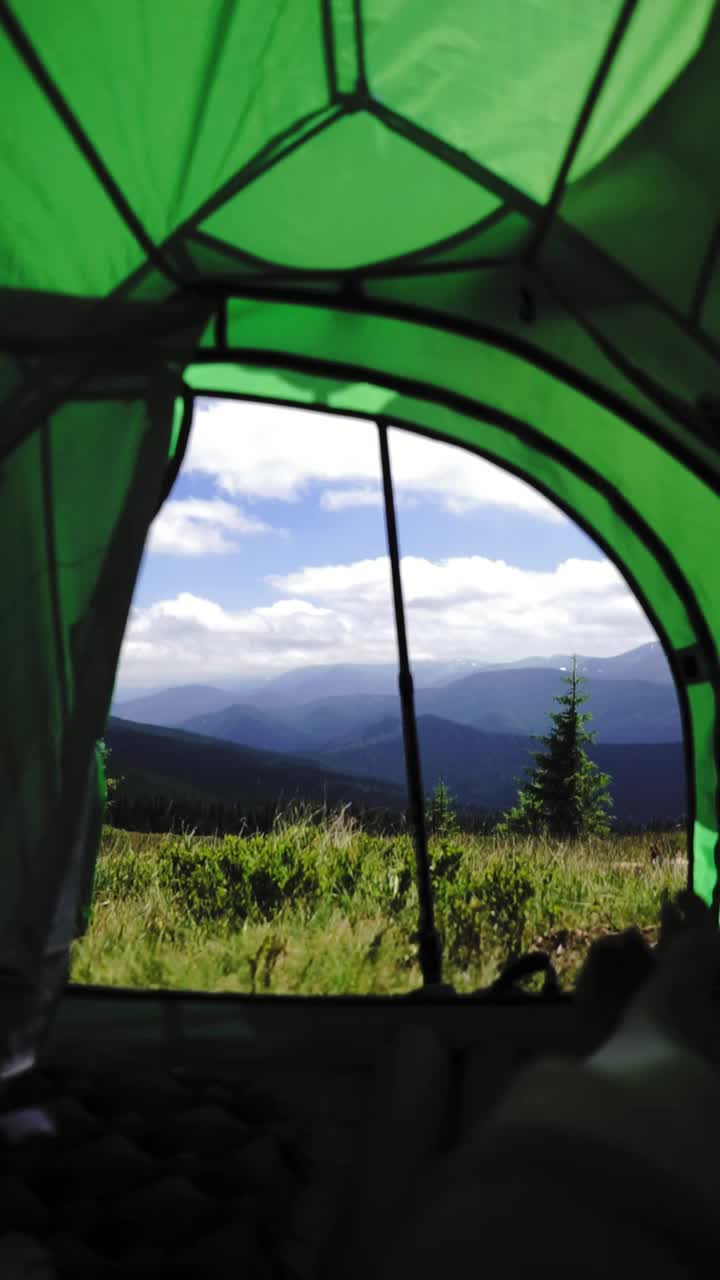 山中的风景，从帐篷里看山峰的剪影视频下载