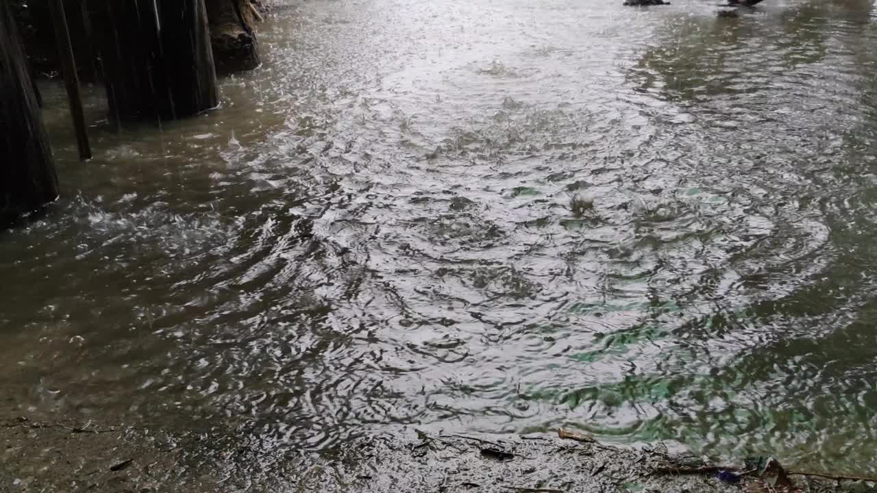 在雨季，这条路被洪水淹没。视频下载