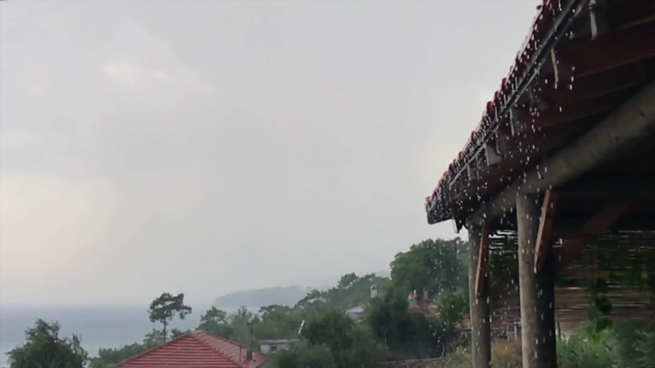 雨从屋檐下落下视频下载