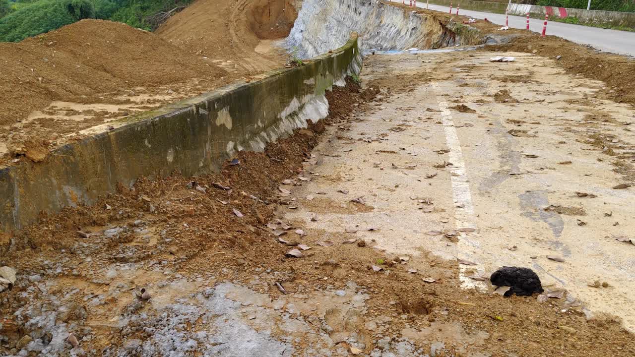 在雨季，一条山路因山洪而坍塌，山体滑坡破坏了它。视频下载