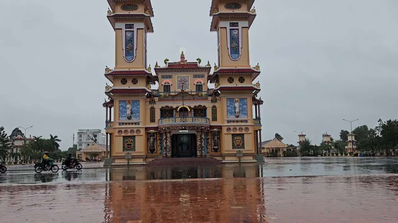 越南德宁市曹代寺下雨天的正面景观。寺庙外美丽的建筑和装饰。视频下载