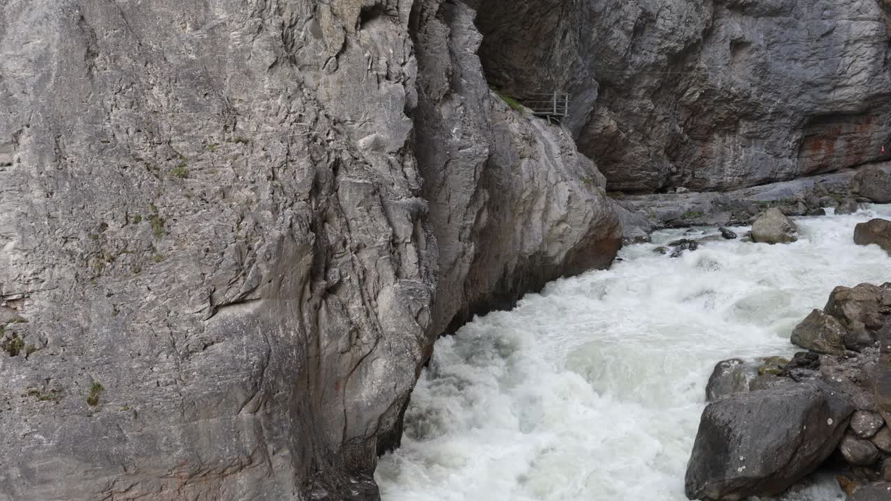 湍急的峡谷河流在狭窄的岩壁之间流动视频下载