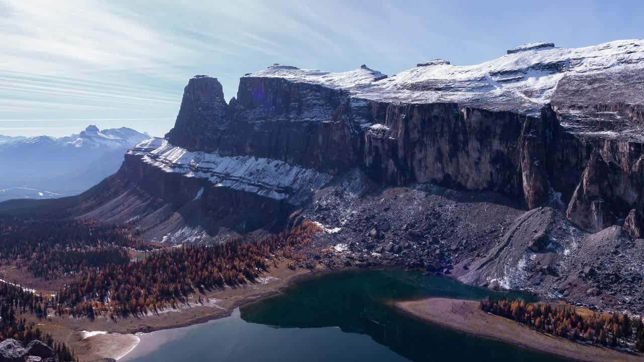 加拿大阿尔伯塔省落基山脉的蓝天全景。一层层的山。在大自然徒步旅行的季节。山顶上有些雪。冒险的背景。视频素材