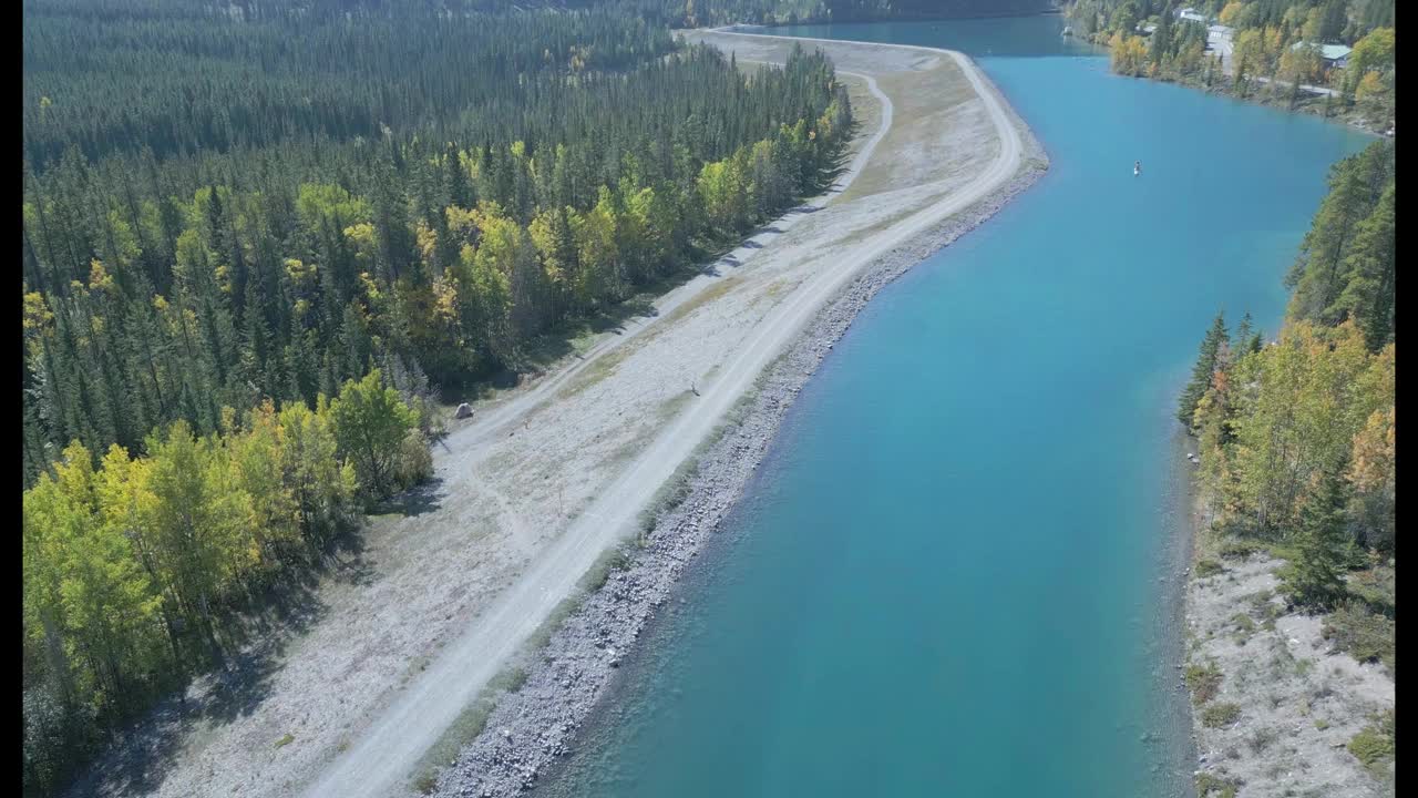 无人机在桨板上飞越2人的鸟瞰图，湛蓝透明的海水海景，4K。享受日光浴和热带度假胜地。在夏天放松视频下载