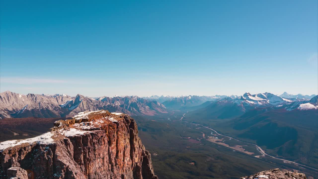 加拿大阿尔伯塔省落基山脉的蓝天全景。一层层的山。在大自然徒步旅行的季节。山顶上有些雪。冒险的背景。视频下载