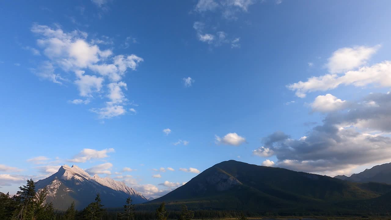 夏季加拿大亚伯达省落基山脉的蓝天全景。层山。在大自然徒步旅行的季节。山顶上的绿草令人神清气爽。冒险的背景视频下载