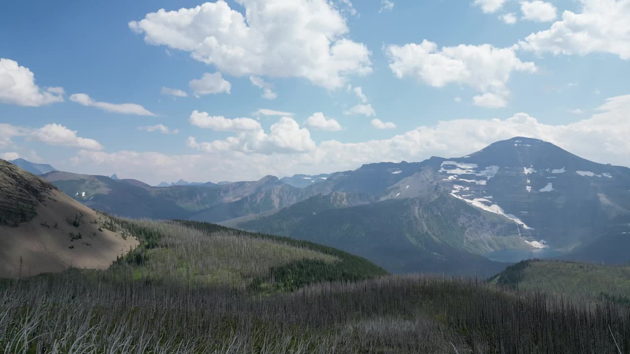 云天晴朗的秋日鸟瞰群山和青松林谷。在冬季徒步旅行季节结束之前，我们徒步到加拿大国家公园的部分落基山脉的顶峰。视频下载