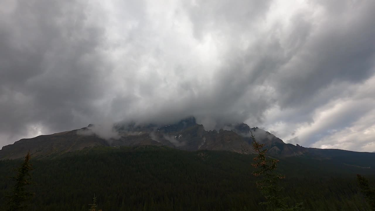 延时4k分辨率的戏剧性的乌云在一个夏天的雨天。日落时的云景延时风暴云。云在天空中移动得很快。灰色的云在大气层上翻滚，视频下载