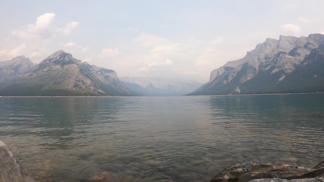 清澈的湖，清新的水在山上。自然背景与落基山脉在加拿大国家公园。春天气氛祥和，夏天四季如春。风景4k延时镜头上帝的生物视频下载