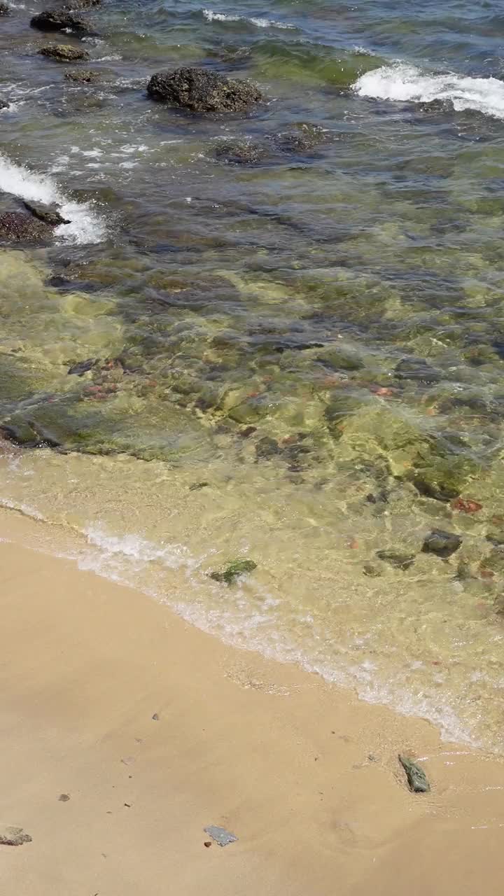 小浪冲击着富国岛海岸线上的礁石视频素材