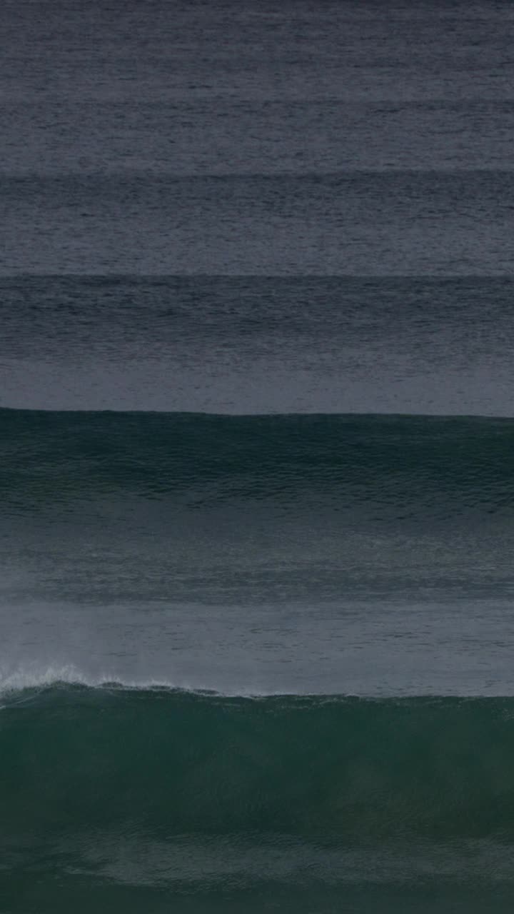 海浪形成和破裂在澳大利亚海岸的自然排列模式。视频素材