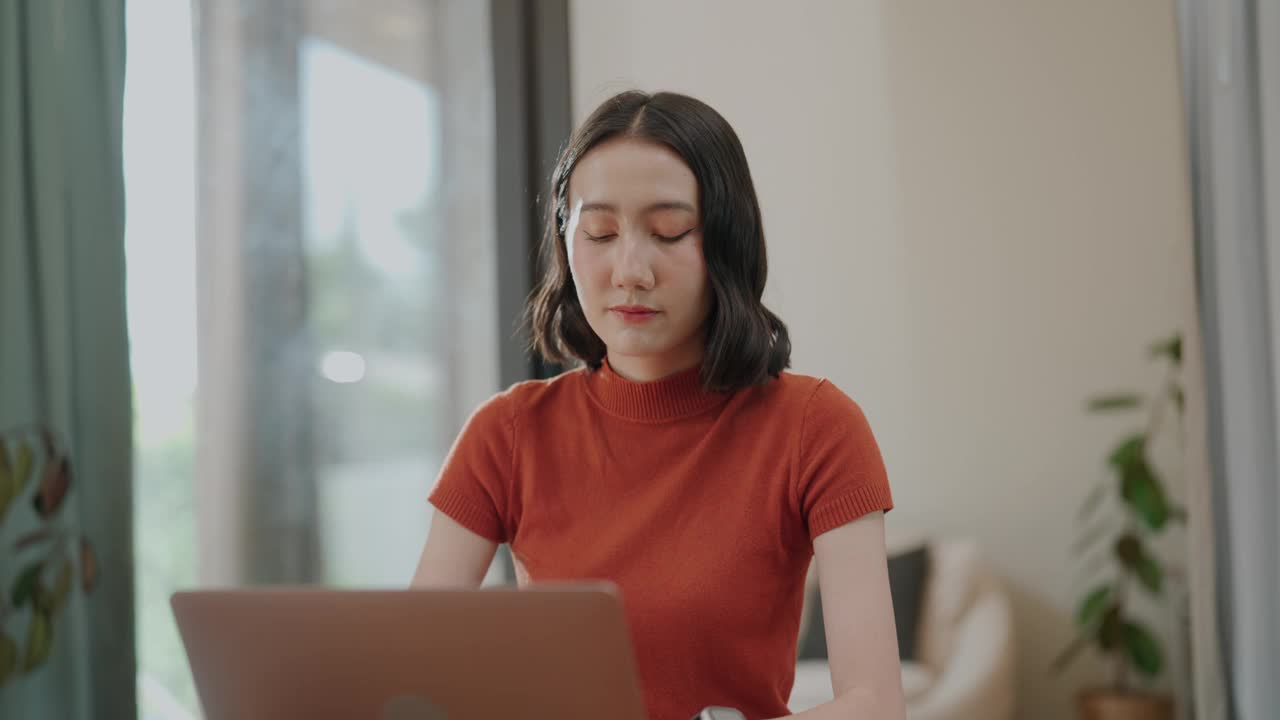 年轻的亚洲女性用数码平板电脑和计算器比较广阔的空间和预算。视频素材