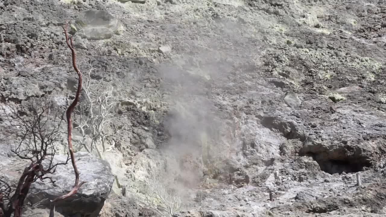 四基塘火山口(kawah Sikidang)上的山丘充满了烟雾和硫磺，是沃诺索博著名的旅游目的地之一。视频下载