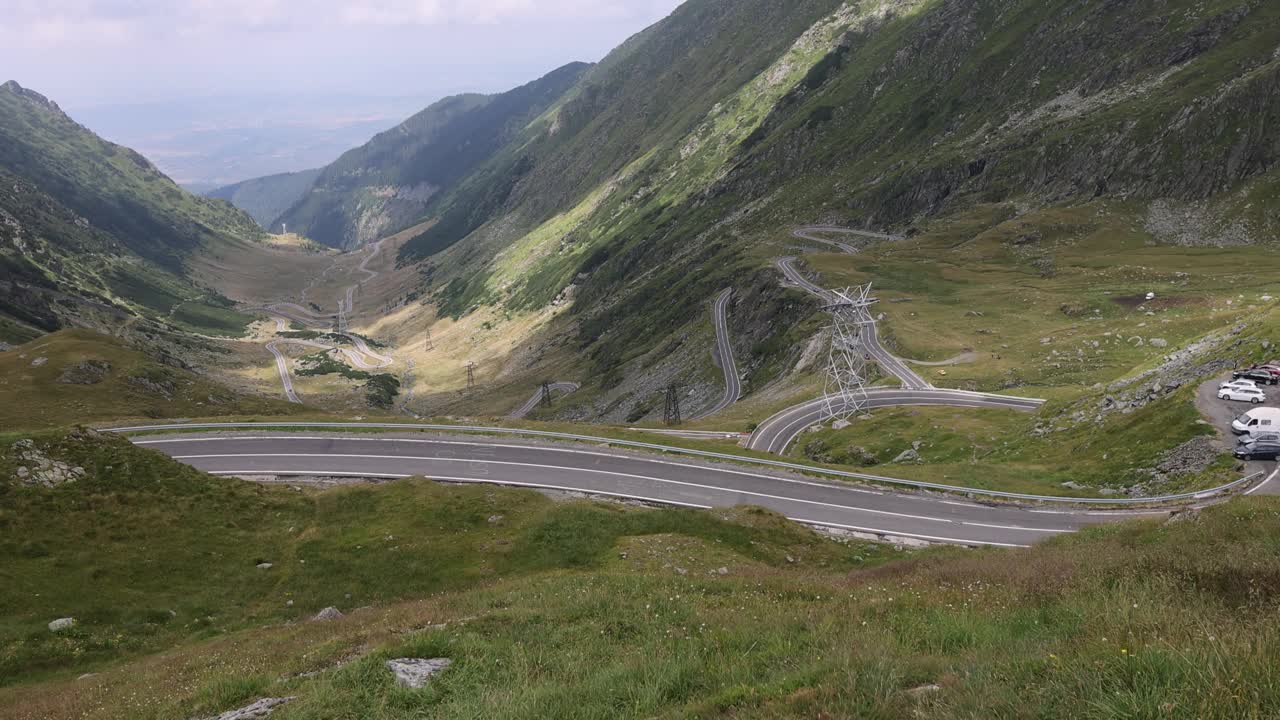 从巴利亚湖看到的罗马尼亚的transagarasan公路。视频下载