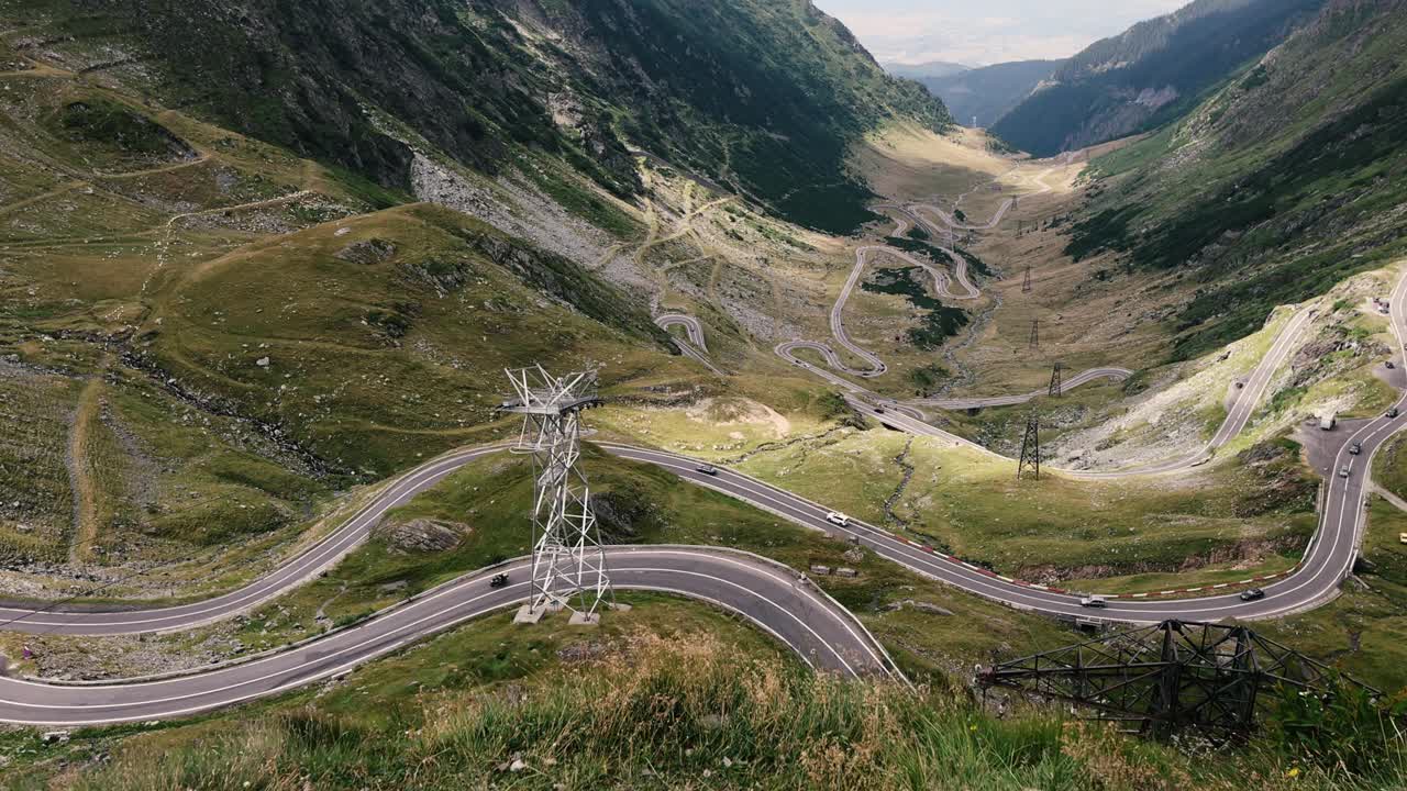 从巴利亚湖看到的罗马尼亚的transagarasan公路。视频下载