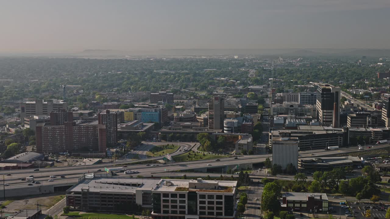 Louisville Kentucky Aerial v49无人机飞越凤凰山附近，捕捉当地医院，高速公路交通和市中心天际线上的城市景观-使用Inspire 38k拍摄- 2023年9月26日视频素材