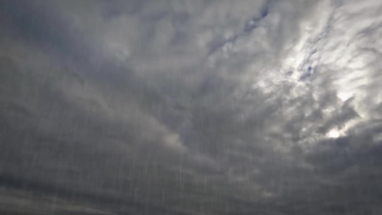 天空的阵雨时间与沉重的阴森的风暴云视频下载