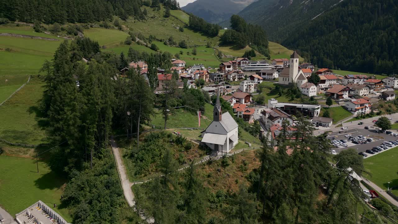 迷人的高山村庄坐落在绿谷视频下载