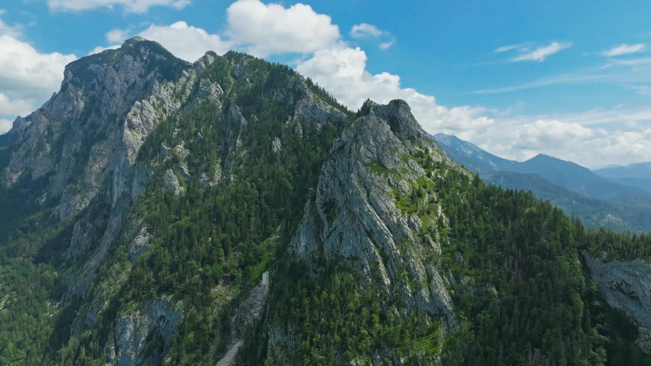 无人机拍摄的奥地利一座山峰视频下载