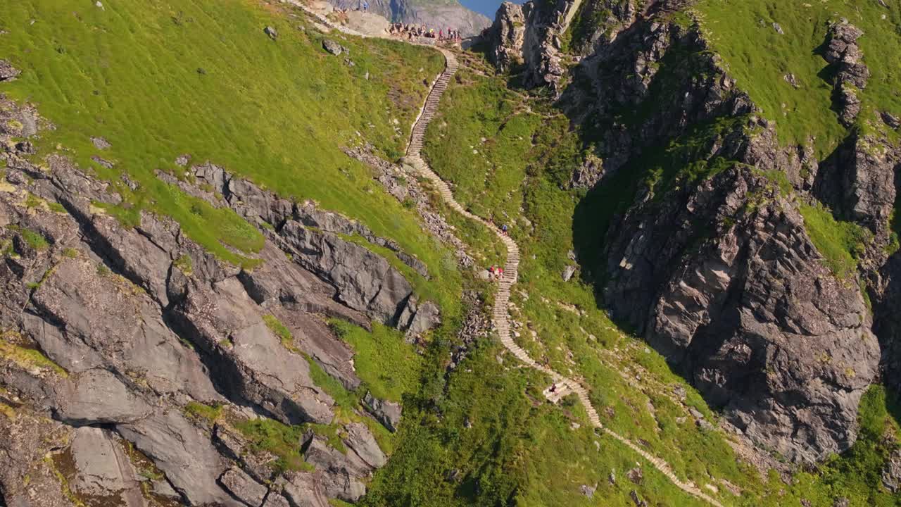 徒步旅行者爬楼梯到莱因布林根山顶。空中无人机视图。挪威视频素材