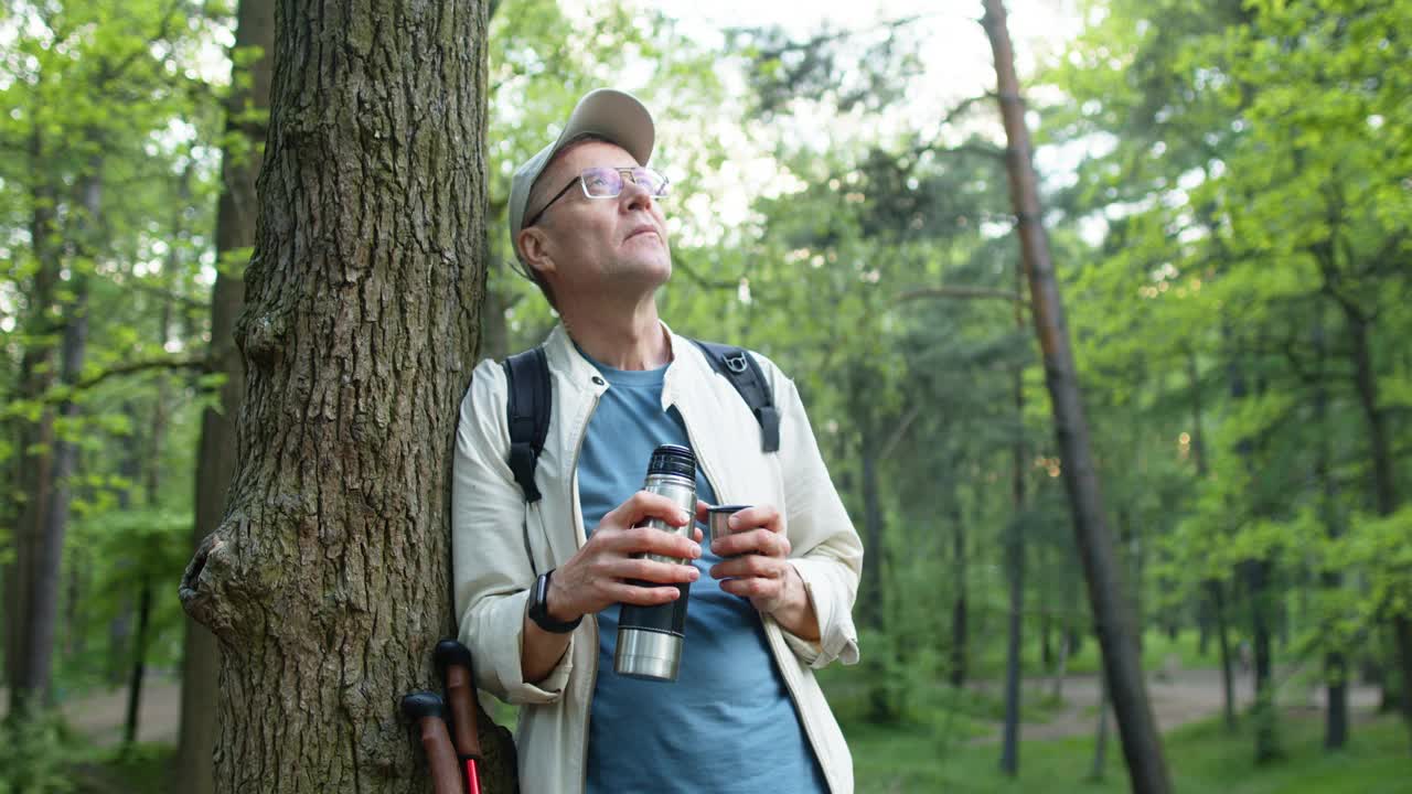 老人用旅行杯喝茶视频素材