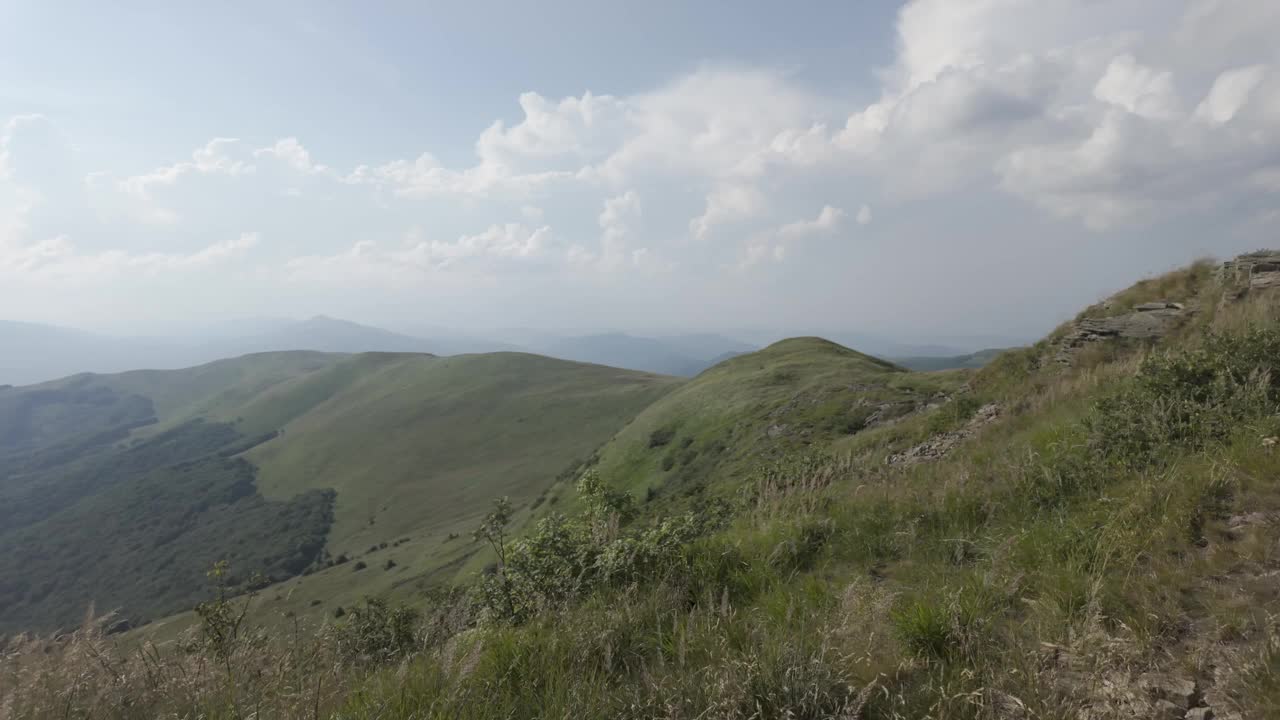 波兰的Bieszczady山。塔尼卡峰附近的徒步小径。视频下载