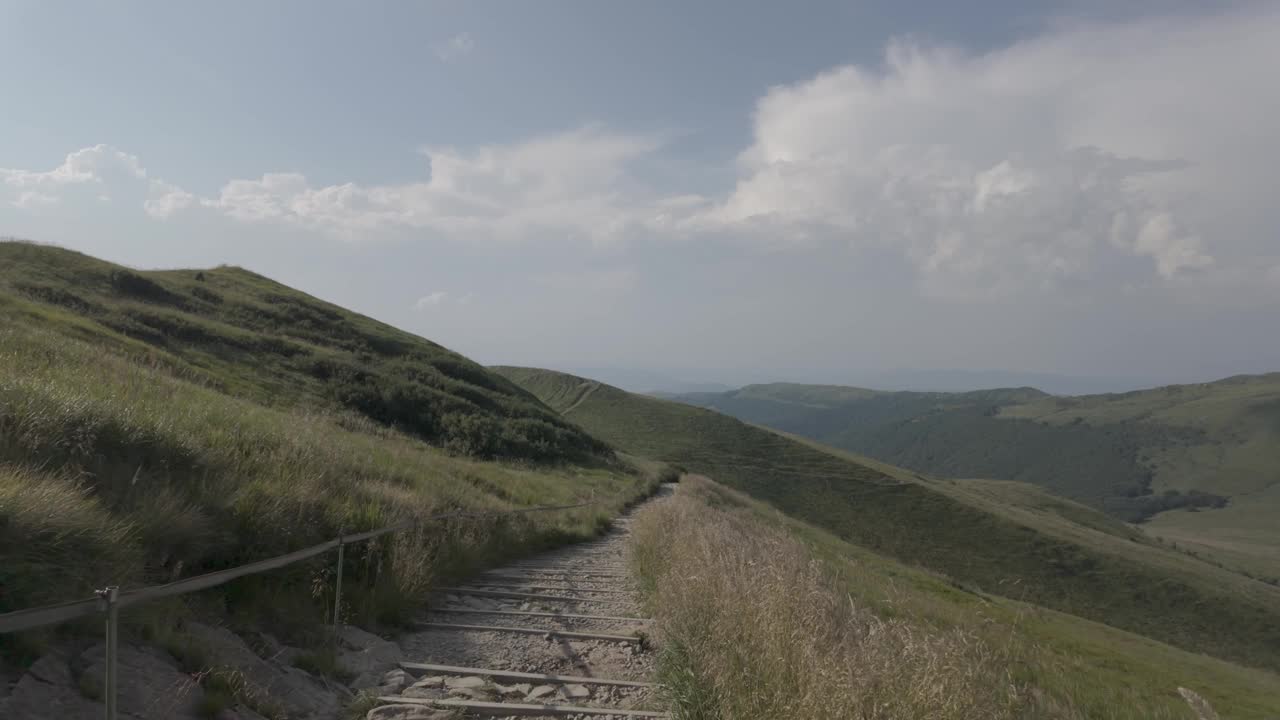 波兰的Bieszczady山。塔尼卡峰附近的徒步小径。视频下载