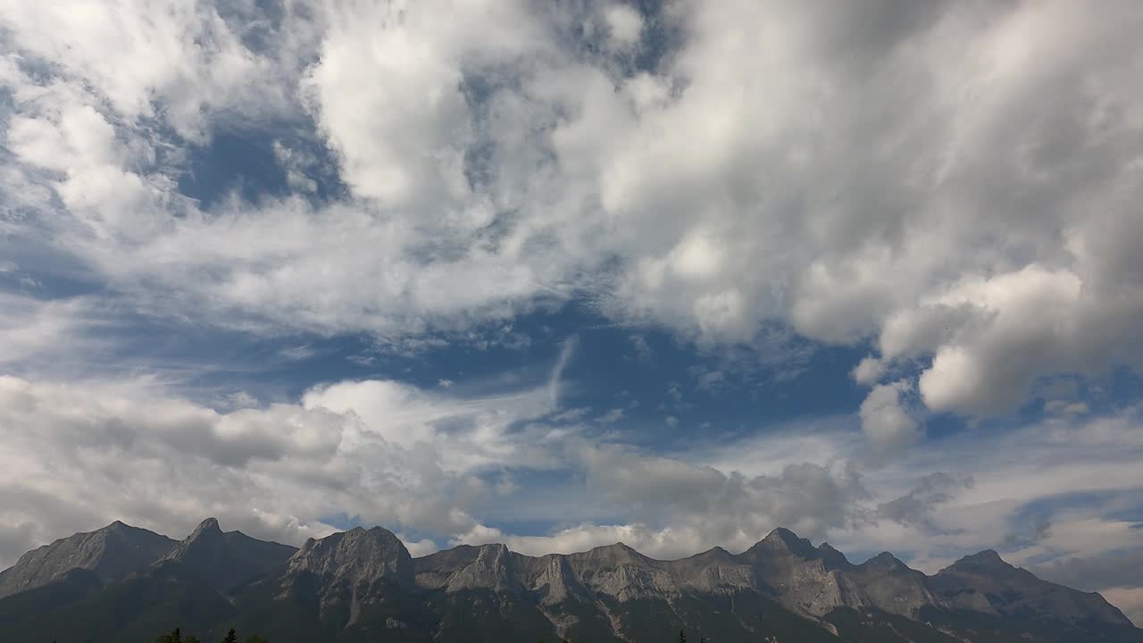 奇妙的大自然延时云移动，柔和的蓝色天空大海海水在夏日的晴天。阳光反射在海水表面。视频下载