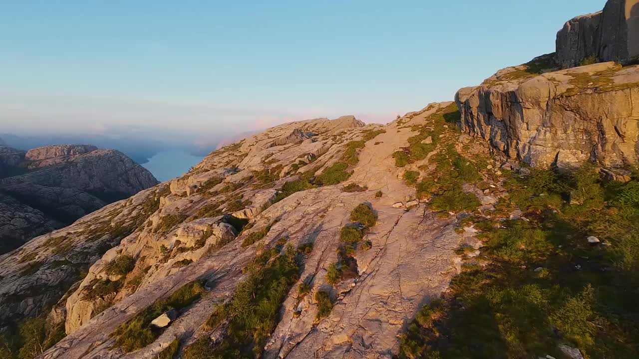 布道石讲坛岩湾峡湾Lysefjord空中FPV无人机的4K镜头。挪威的讲坛岩。视频下载