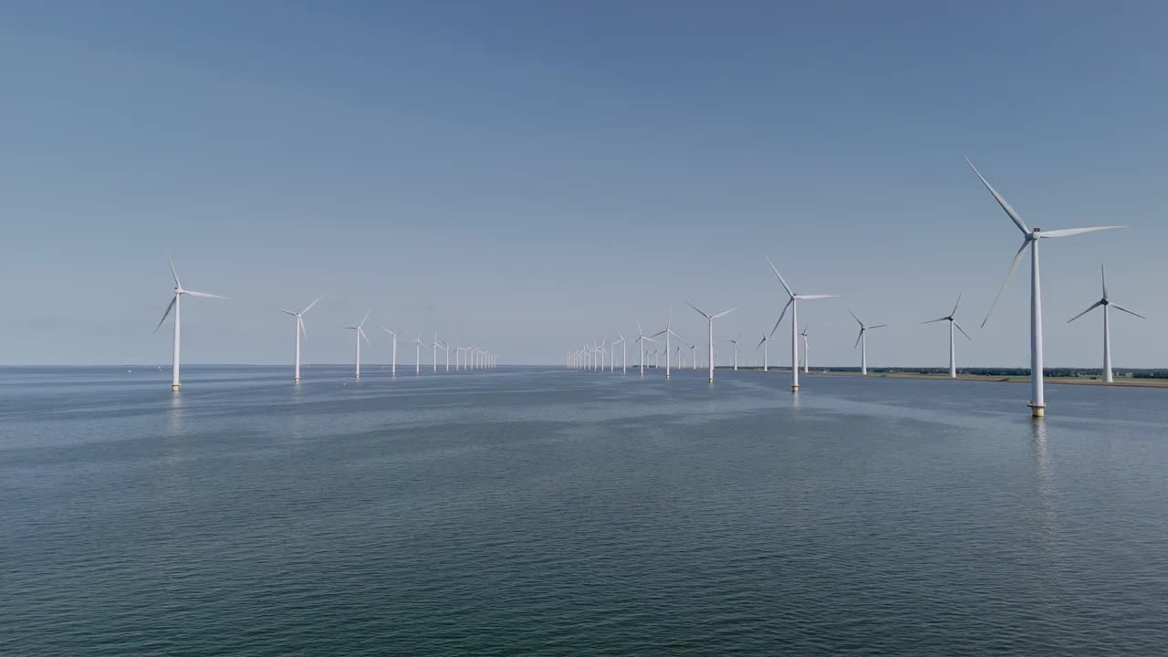 风平浪静的条件:空中拍摄的风力涡轮机在艾瑟尔米尔由Urk视频素材